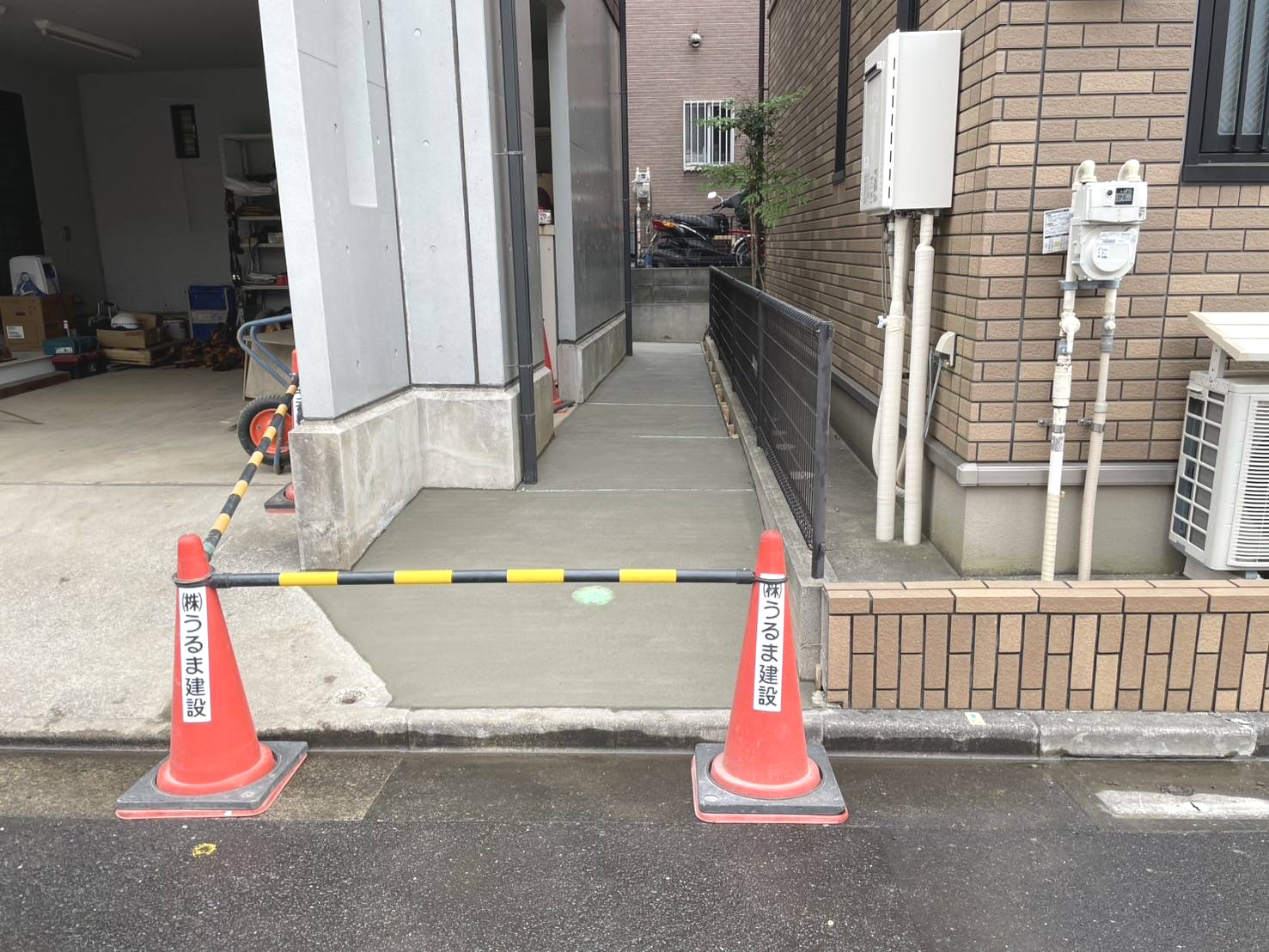 東京都世田谷区のB様邸現場・2024年10月撮影・外構正面ビフォー画像で化粧ブロックあり