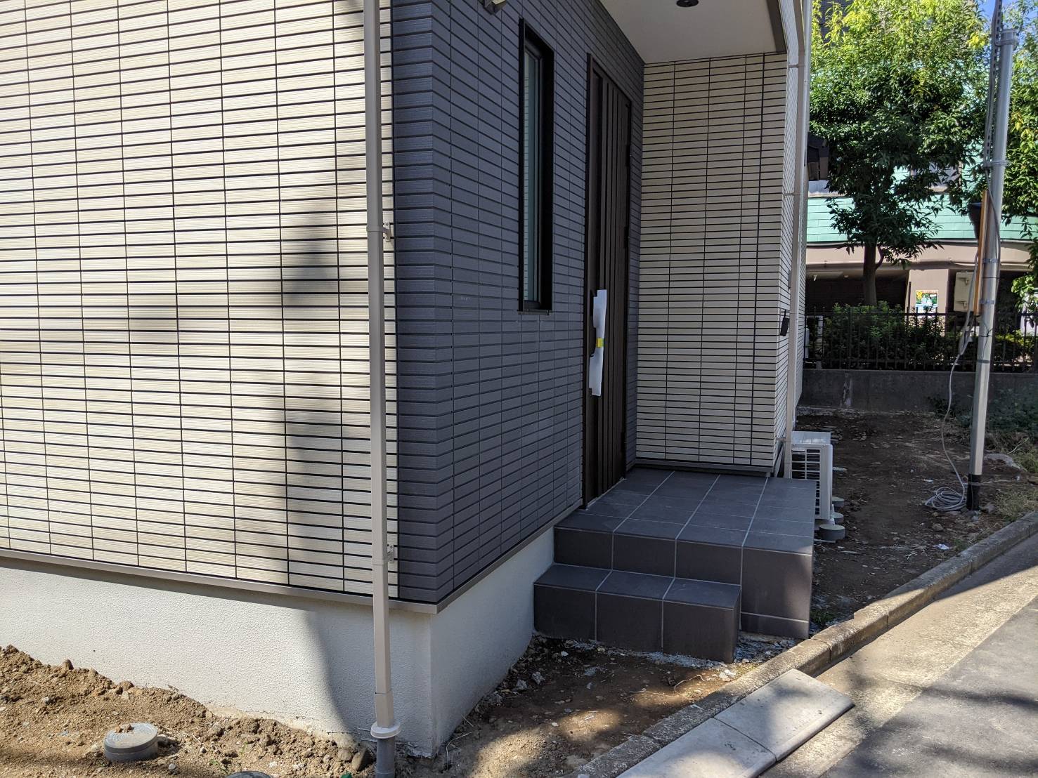 大田区蒲田のM様邸現場・2025撮影10月撮影│玄関階段正方形タイル大・グレービフォー2│