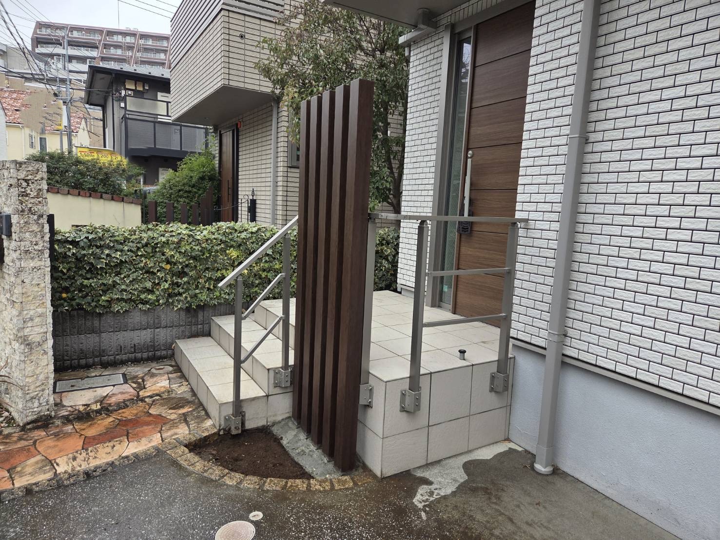 大田区南久が原｜2025年12月施工｜植木処分後に角材を立てた玄関目隠しのアフター画像2