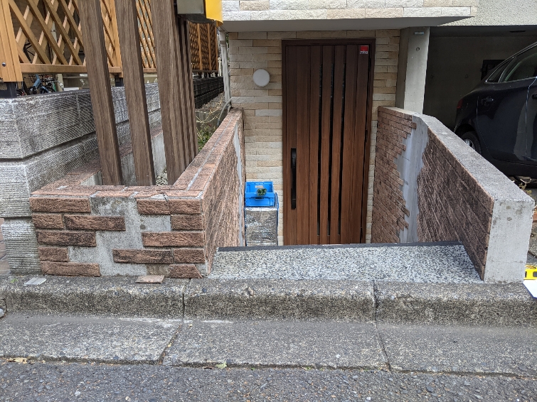 東京都世田谷区Tさん施工現場の玄関ビフォー画像2/施工前の正面から撮った画像