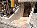 東京都世田谷区Ｔ様邸外構リフォーム画像・玄関まわりの階段床材にピンク系の天然石を貼り、両側の塀にはベージュ系の天然石タイルを施工した画像/2022年5月施工