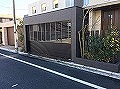 東京都世田谷区のクローズ外構の施工例/ダークブラウン色のシャッターゲートを施工して豪華に仕上げました。
