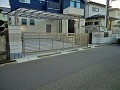 大田区でウィングゲートとカーポートを施工した画像、両脇にはキューブブロックの塀施工