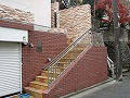 大田区で高台にある建物へ続く階段を天然石貼り仕上げにした高級感あふれる外構の施工例