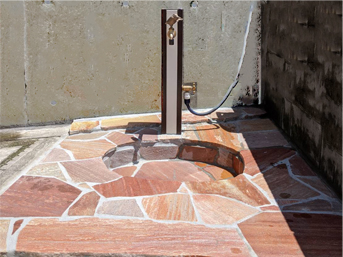 トーシンコーポレーションのアーバンウッド立水栓にエルドラドクォーツで受け部分を施工した画像