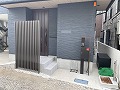 世田谷区の外構工事施工例0273│梅ヶ丘駅近くのY様邸・玄関前にはLIXILのスリットラインで目隠し・石貼りでスロープ
