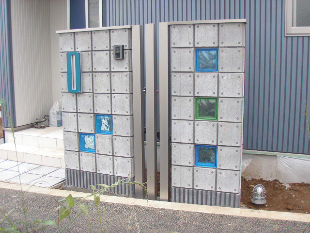人気のキューブブロックの門柱に所々ガラスブロックを埋め込んだ大田区の外構工事施工例