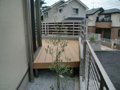 大田区で庭スペースを活用してウッド調の樹脂デッキを施工した例