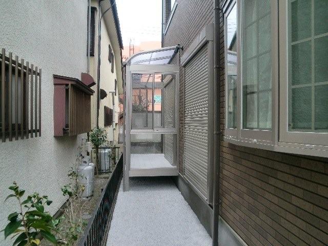 大田区で敷地の空きスペースにサンルームを設置した画像
