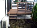 庭の空きスペースに木樹脂デッキを設置した世田谷区の事例