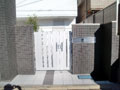 大田区で門柱、門塀はグレーカラーのタイル仕上げにし、白い門扉を設置した施工例