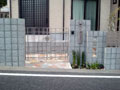 世田谷区で門柱にキューブブロックを使用し、その中にガラスブロックを埋め込んだクローズ外構の施工例