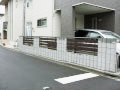大田区で小さなキューブブロックを7段積んでその間にフェンスを設置した施工例