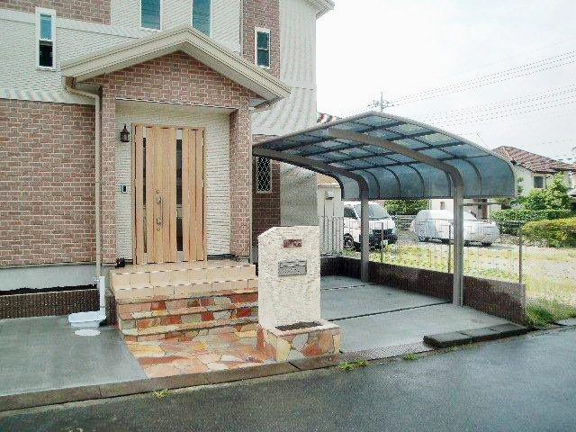 世田谷区で車庫まわりはコンクリート打ちとカーポートを施工し、玄関まわりには門柱とアプローチを施工した画像