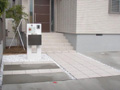 玄関アプローチには正方形のタイルを敷いた世田谷区のオープン外構の施工例