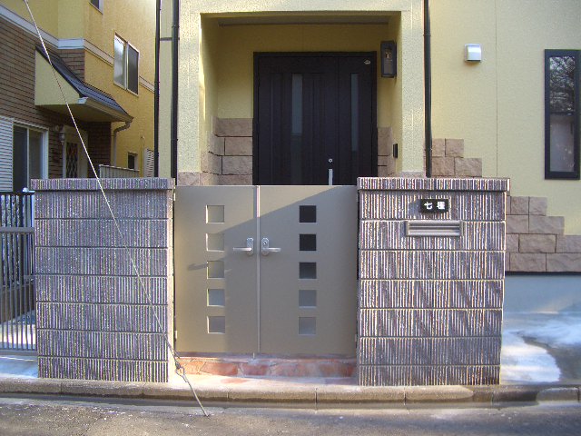 化粧ブロックの門塀にステンカラーの門扉を施工したクローズ外構の施工例