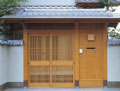 竹調の昭和をイメージする和風外構の玄関画像