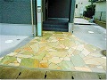 乱型のベージュ系ミックス色の自然石をアプローチの床材に使用したオープン外構の施工例
