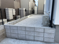 神奈川県において車庫の後ろに普通ブロック4段を積み庭側に砂利を敷いた施工写真