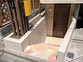 東京都世田谷区のＴ様邸外構工事/階段の両側外壁にはベージュ系の天然石タイルを貼りつけたオープン外構写真