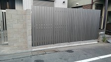 大田区久が原現場でステンカラーのハイタイプスリットフェンスを施工した画像例