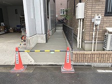 2025年施工の東京23区N様邸-アフターメイン画像│隣家との境をコンクリート打ちしたリフォーム画像