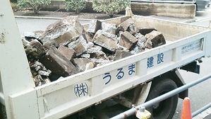 うるま建設のトラックにガラを積んでいる現場画像2