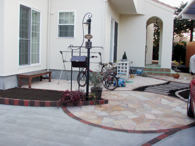 世田谷区 外構工事│車庫・アプローチ・玄関を天然石とレンガのアートデザインで一体化させたオープンスタイルの施工例