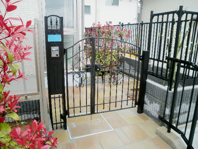 世田谷区の外構工事施工例│ベージュ系天然石の床材と鋳物門扉・鋳物フェンスで統一した洋風エクステリア