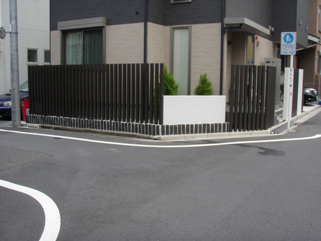 世田谷区の外構工事│角地に設置した茶色い角材のオブジェと植栽がアクセントになったオープン外構の施工例