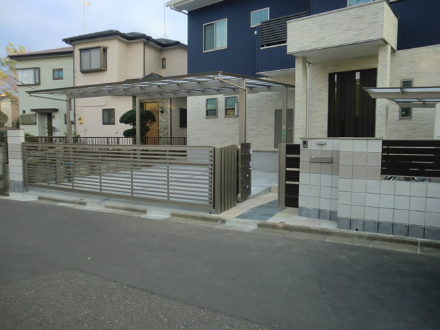 大田区の外構工事施工例│車庫2台分のウィングゲート付き大型カーポートと、塀に3色のキューブブロックを使ったデザイン外構